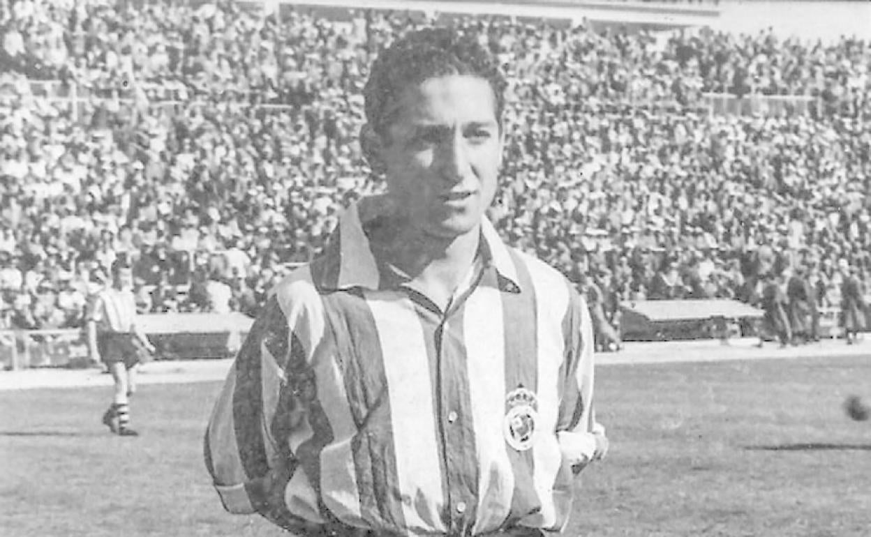 Paco Gento, con la camiseta del Racing.