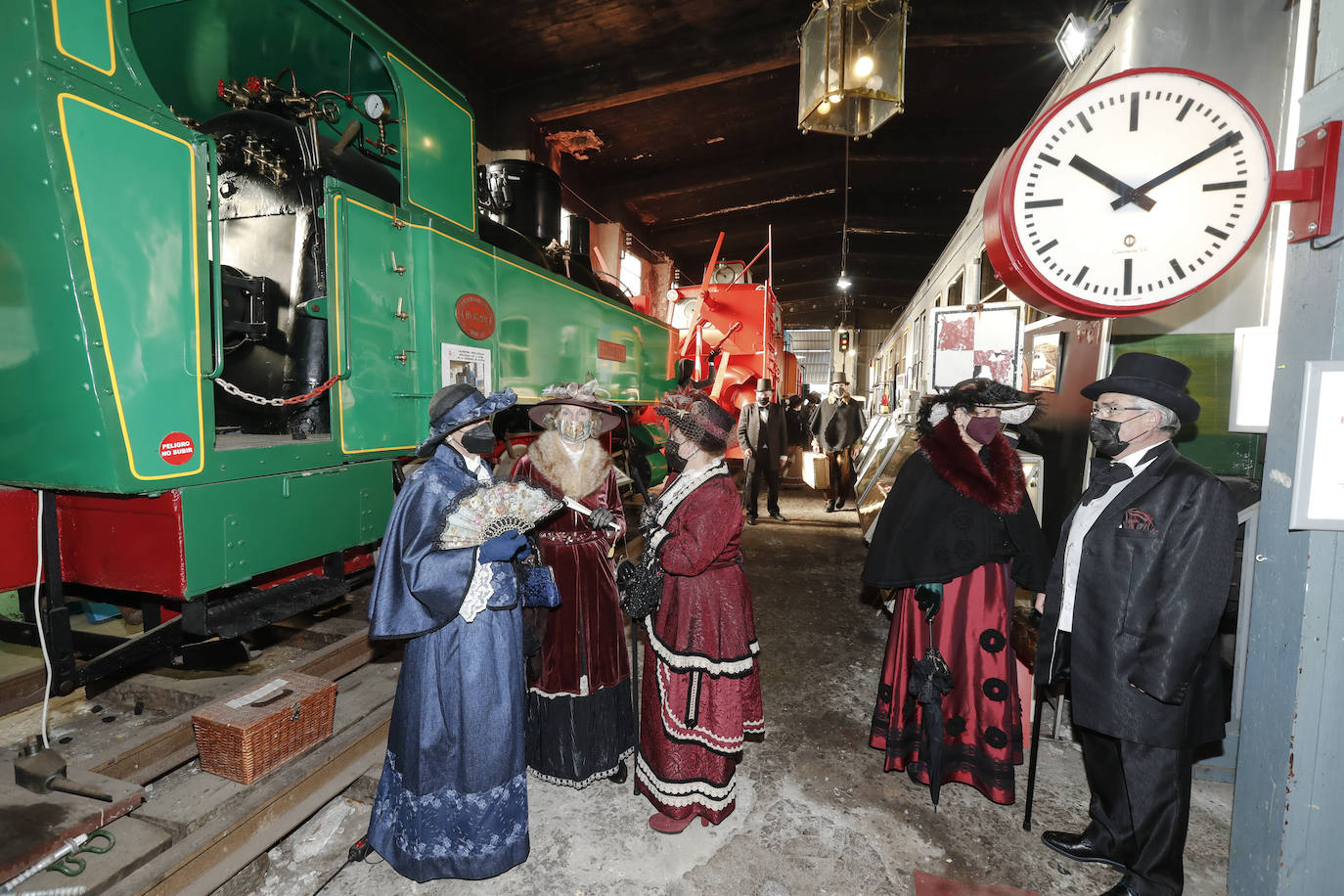 Integrantes de la academa María José Mínguez, ayer, en una visita de recreación histórica en el Museo Cántabro del Ferrocarril.