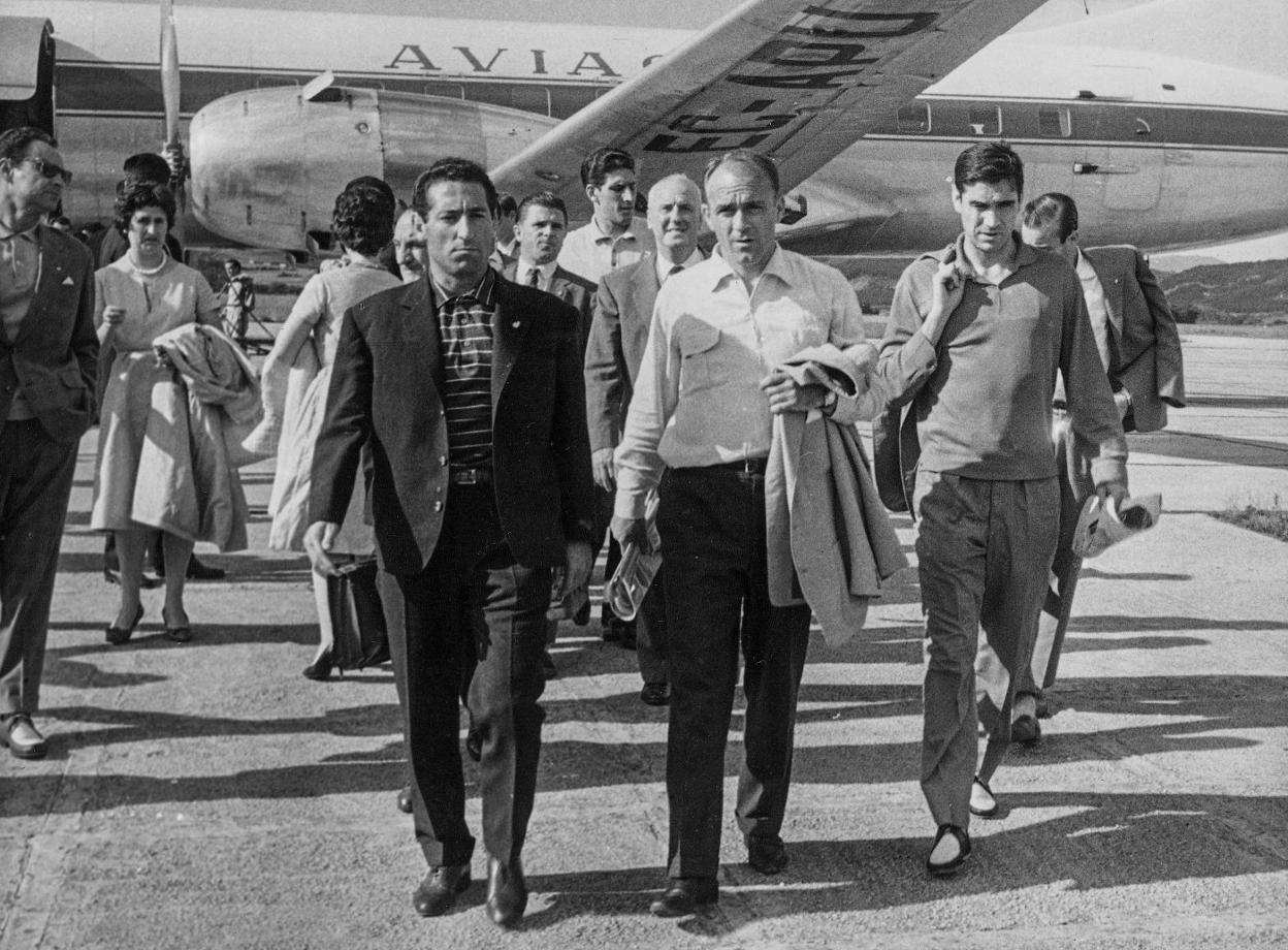 Paco Gento, Di Stéfano y Marquitos, en el aeropuerto de Sondika. 