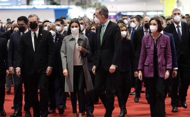 La reina Letizia; el rey Felipe VI; la presidenta del Congreso, Meritxell Batet y la ministra de Industria, Comercio y Turismo, Reyes Maroto, a su llegada a la 42ª de Fitur. 