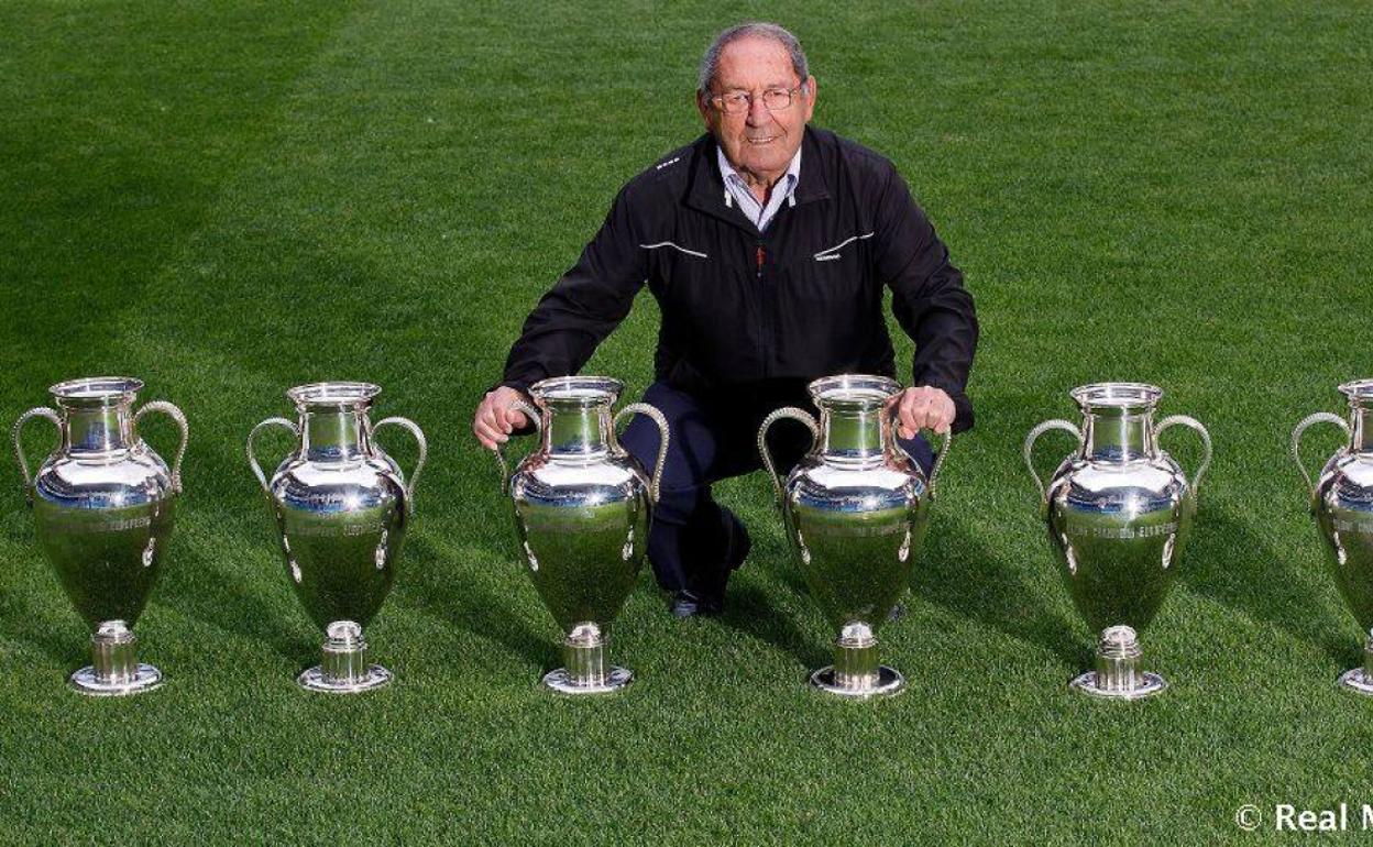 Gento, con sus seis trofeos, en el Bernabeú.