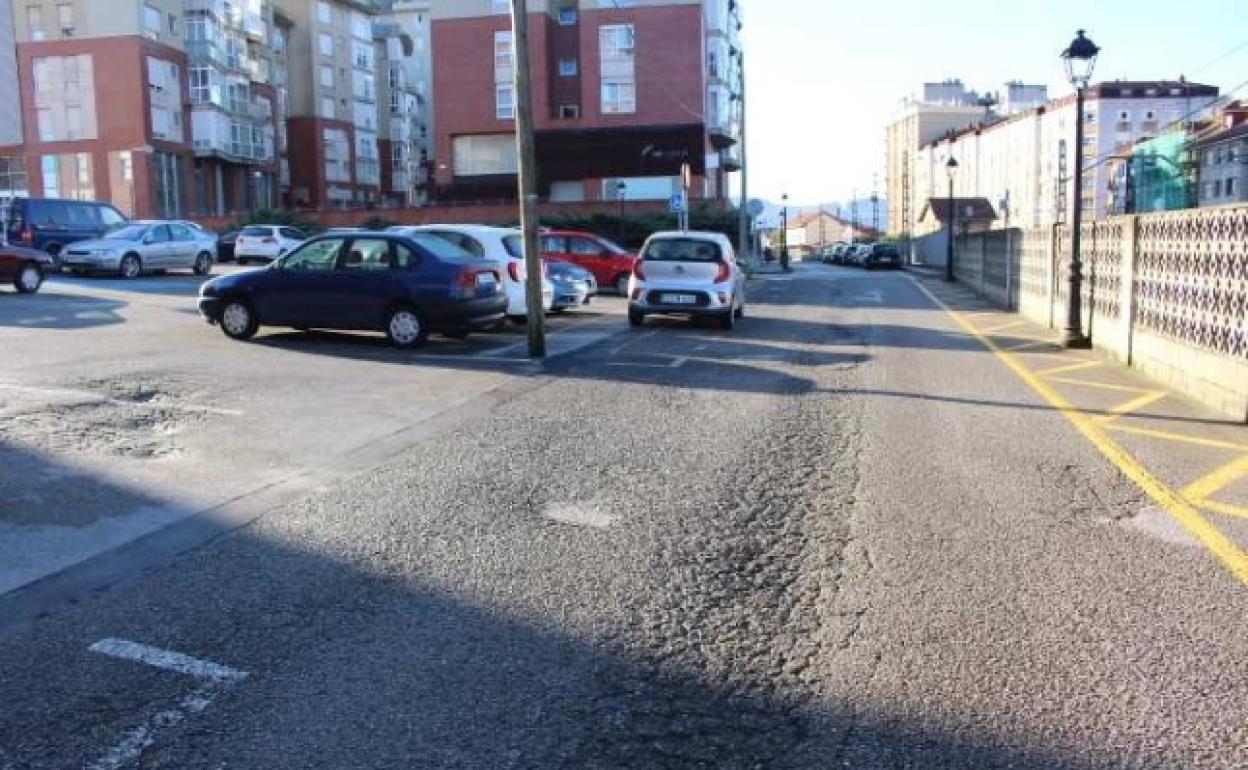 Un vehículo circula por la calle la Industria, en el centro de Maliaño. 