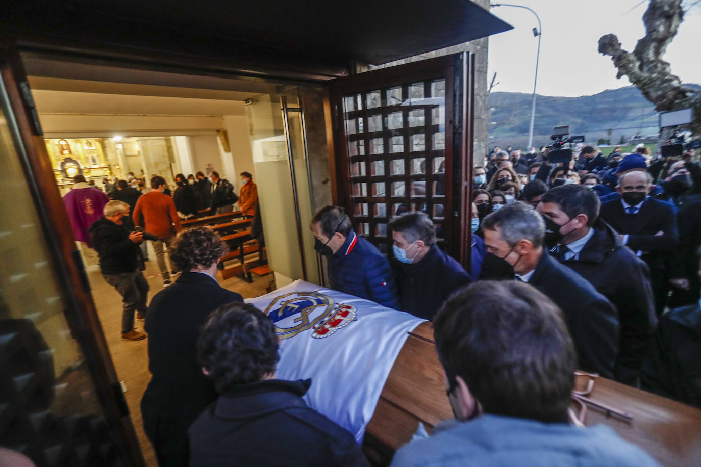 El funeral se ha desarrollado en la intimidad aunque hasta la iglesia se ha acercado un centenar de personas