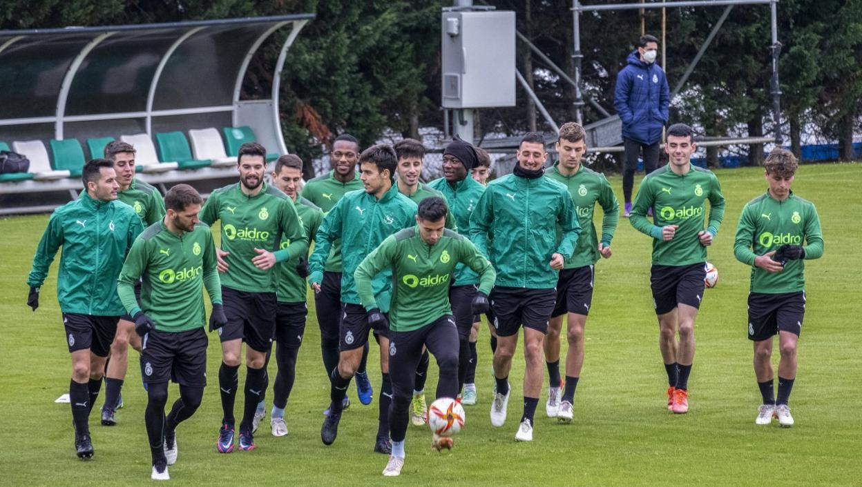 La plantilla del Racing realiza carrera continua durante la sesión de ayer en La Albericia. daniel pedriza