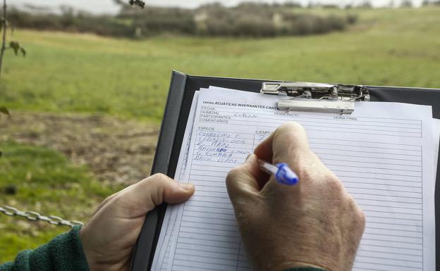 El técnico de la organización anota la información que el voluntario dice en voz alta