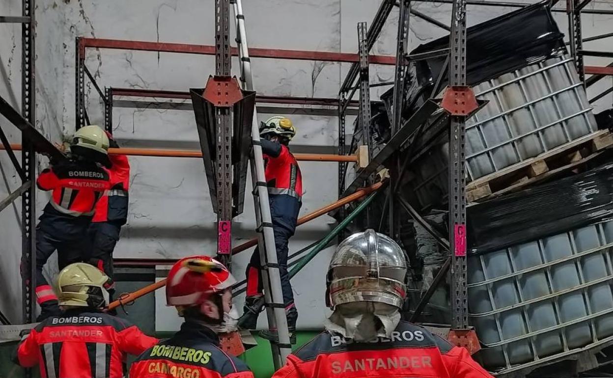 Derrumbe de una estantería con mercancías peligrosas en el Polígono de la Maruca