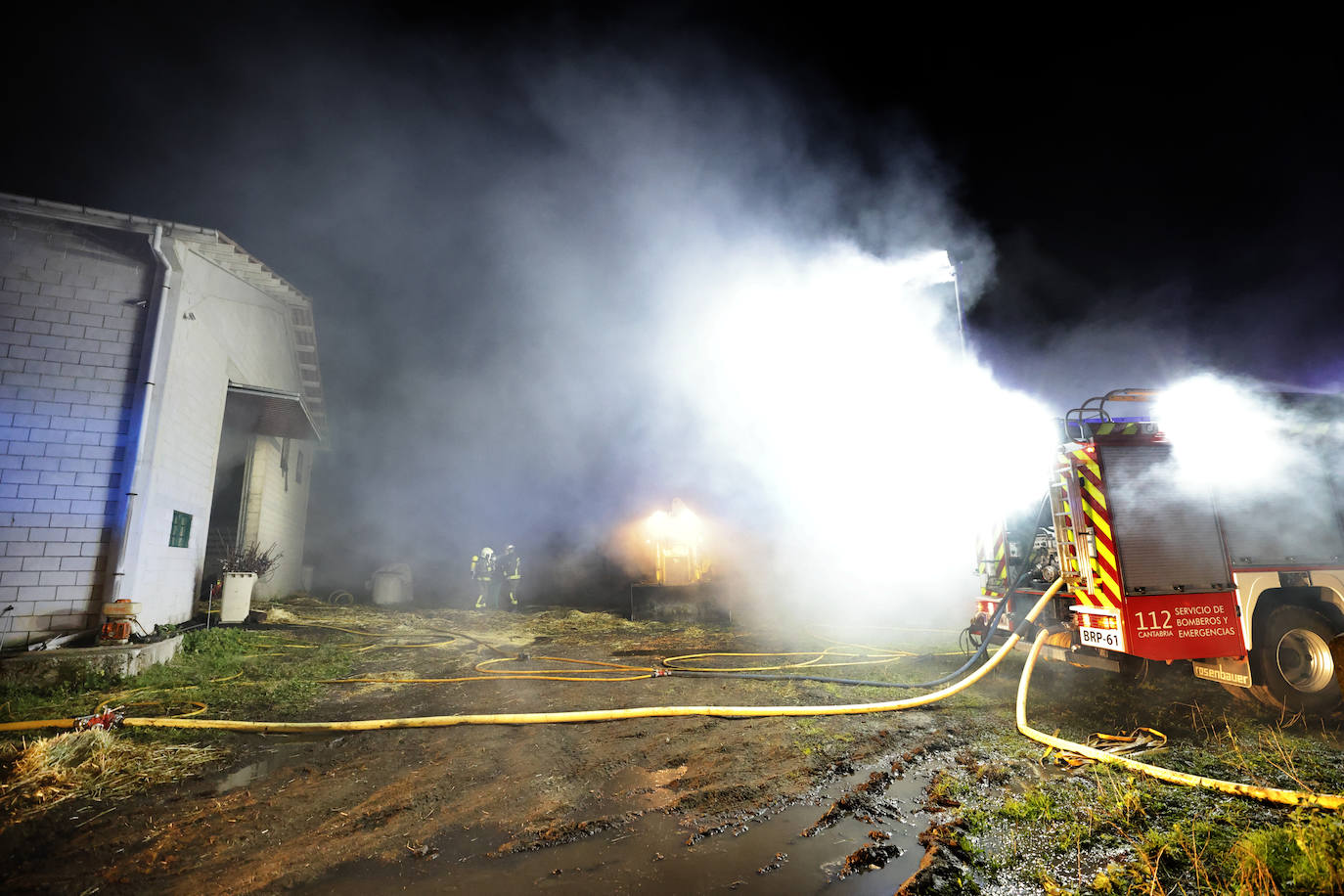 El incendio se desató poco antes de las dos de la madrugada, pero a primera hora de la mañana seguía el dispositivo para sacar todo el material quemado.