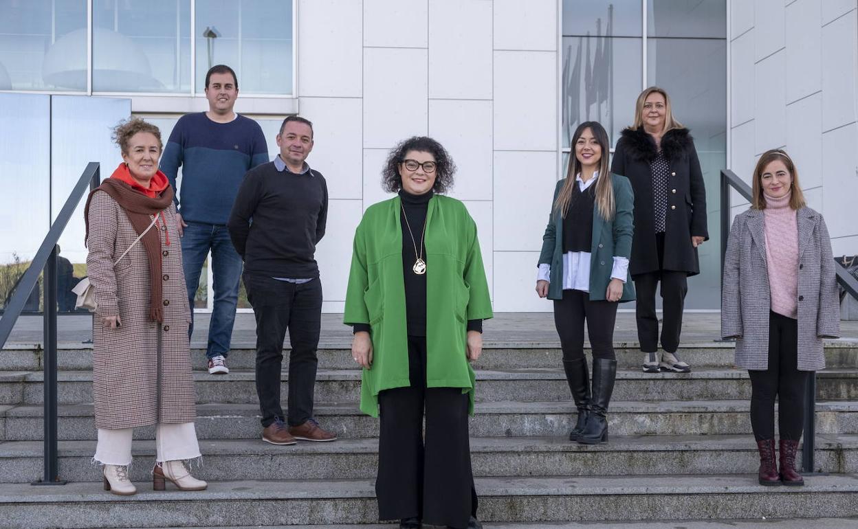 Foto de familia de la junta directiva del Colegio Profesional de Periodistas de Cantabria.