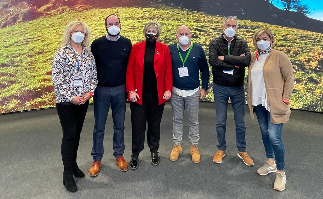 Esther Bolado (de rojo, en el centro), posa junto al resto de ediles de la expedición de FITUR. 