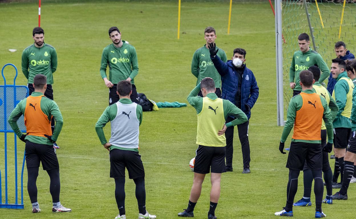 Guillermo Fernández Romo da instrucciones a sus futbolistas durante la sesión del miércoles.