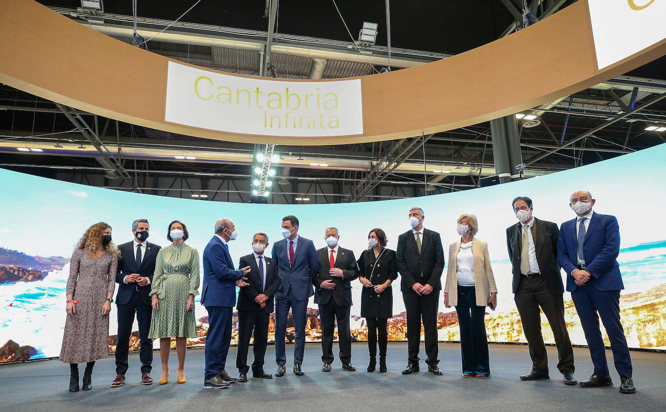 Pedro Sánchez posa tras visitar el estand de Cantabria con la delegada del Gobierno en Cantabria el presidente regional y la ministra de Turismo, junto a otros miembros del Gobierno regional