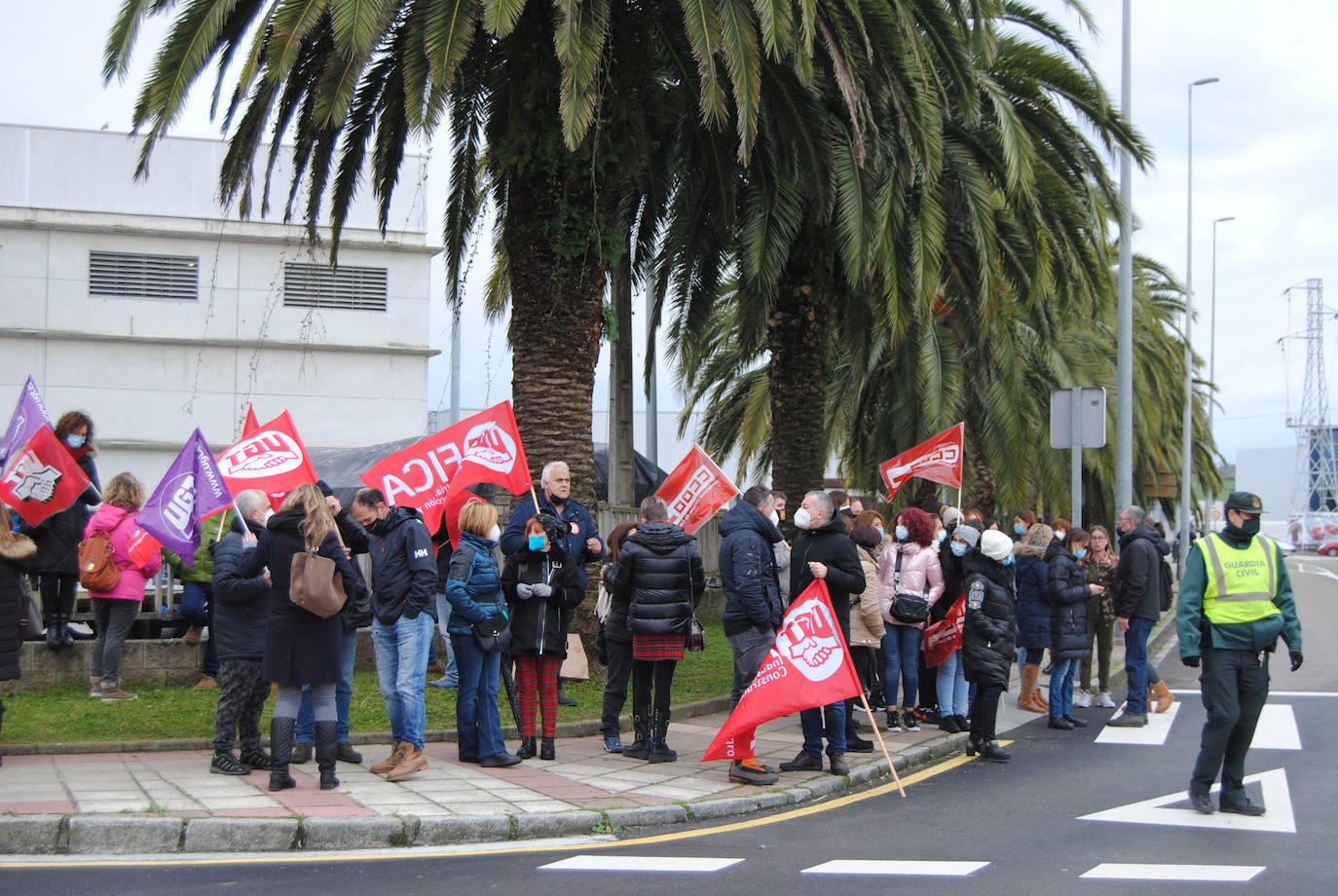 Fotos: Las trabajadoras de las conserveras se echan a la calle en Santoña