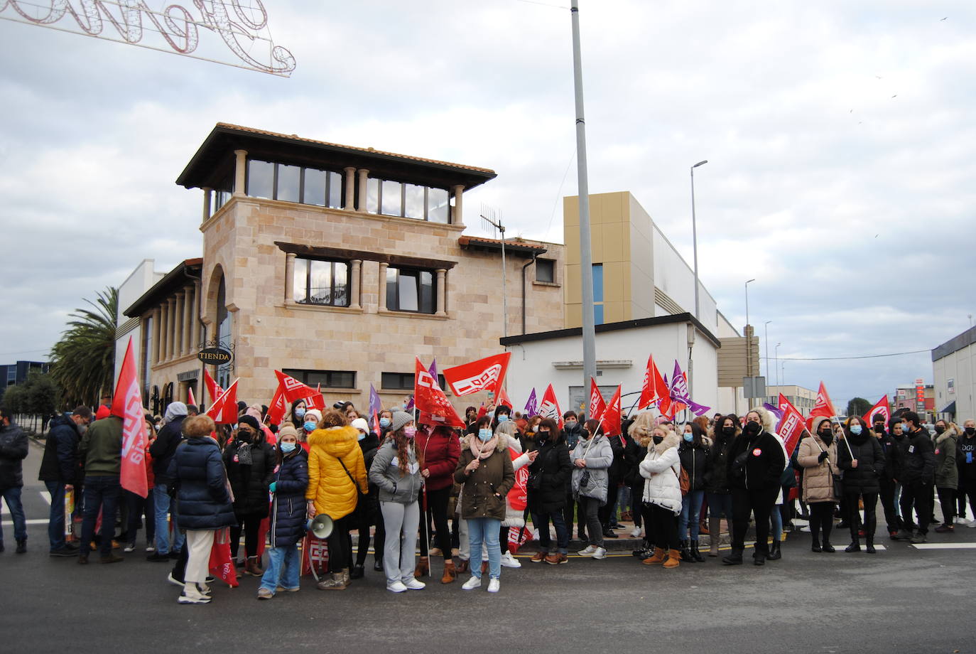 Fotos: Las trabajadoras de las conserveras se echan a la calle en Santoña