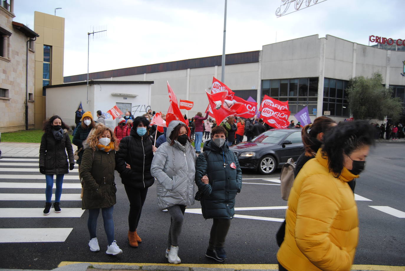 Fotos: Las trabajadoras de las conserveras se echan a la calle en Santoña