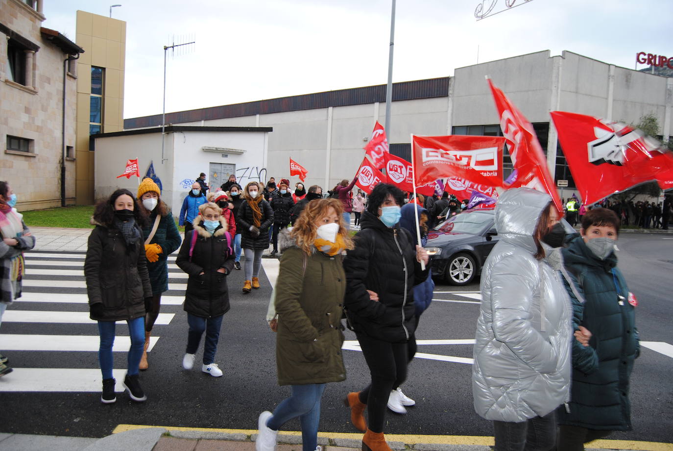 Fotos: Las trabajadoras de las conserveras se echan a la calle en Santoña