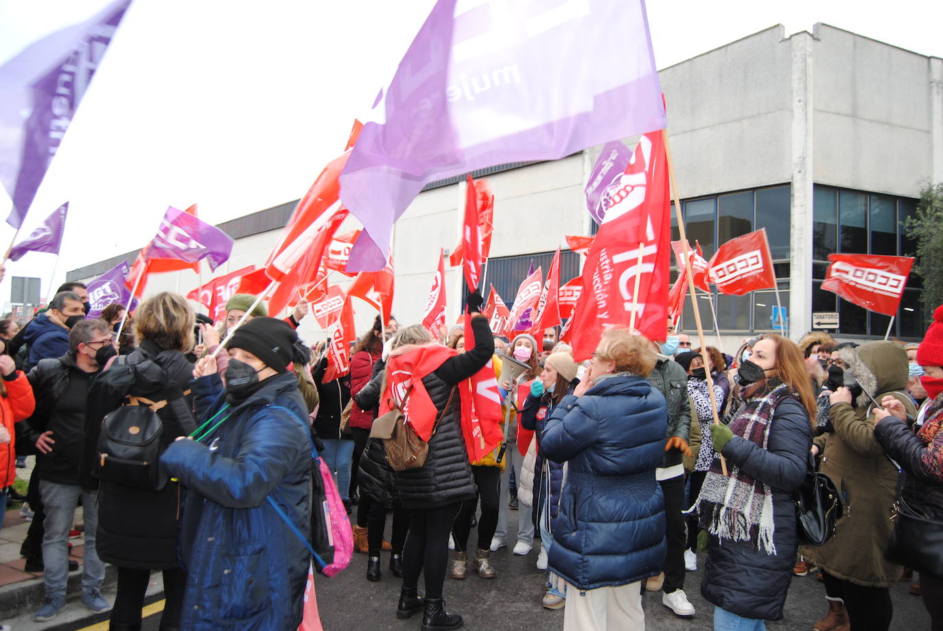 Fotos: Las trabajadoras de las conserveras se echan a la calle en Santoña