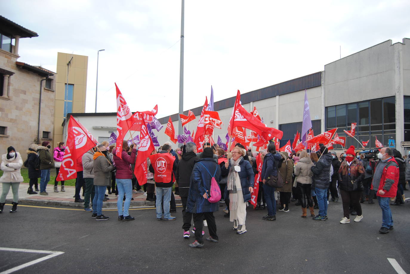 Fotos: Las trabajadoras de las conserveras se echan a la calle en Santoña