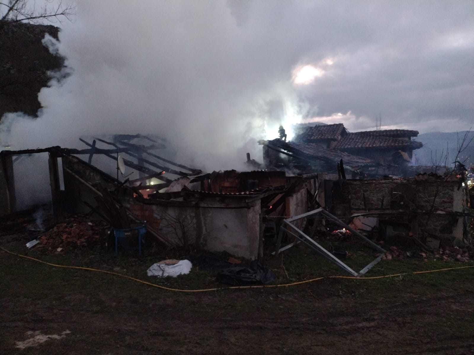 Fotos: Imágenes del incendio en Vega de Liébana