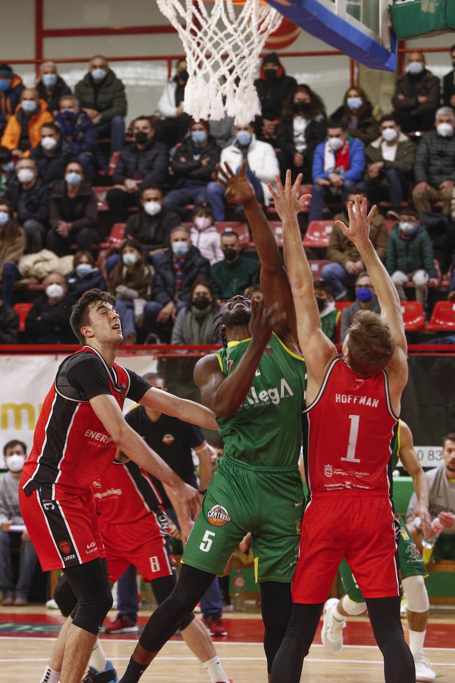 Fotos: El Alega vence a un combativo Basket Navarra