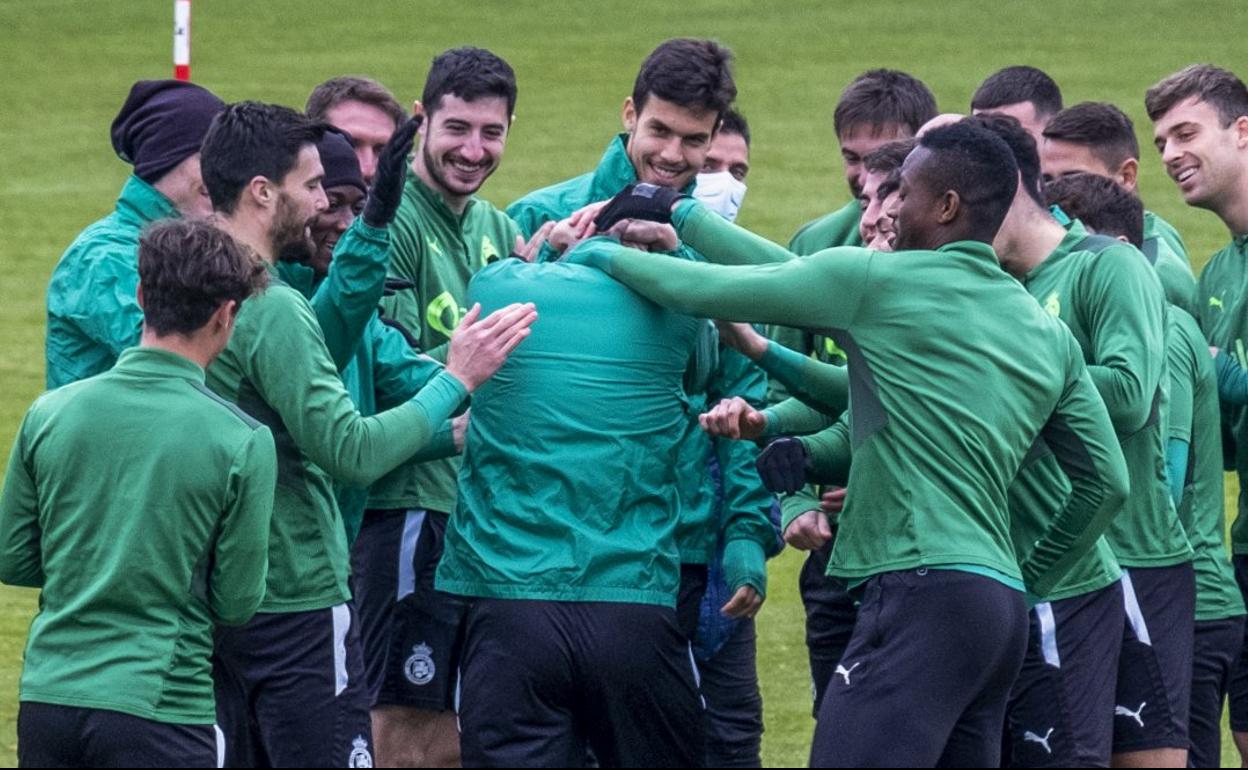 La primera plantilla del Racing, en las Instalaciones Nando Yosu de La Albericia, durante una sesión de entrenamiento esta semana. 