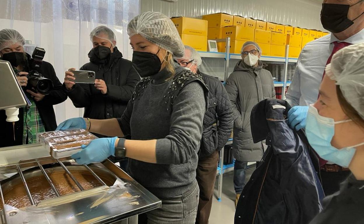 Marta López y Guillermo Blanco no desaprovecharon la oportunidad de elaborar chocolate durante la visita. 