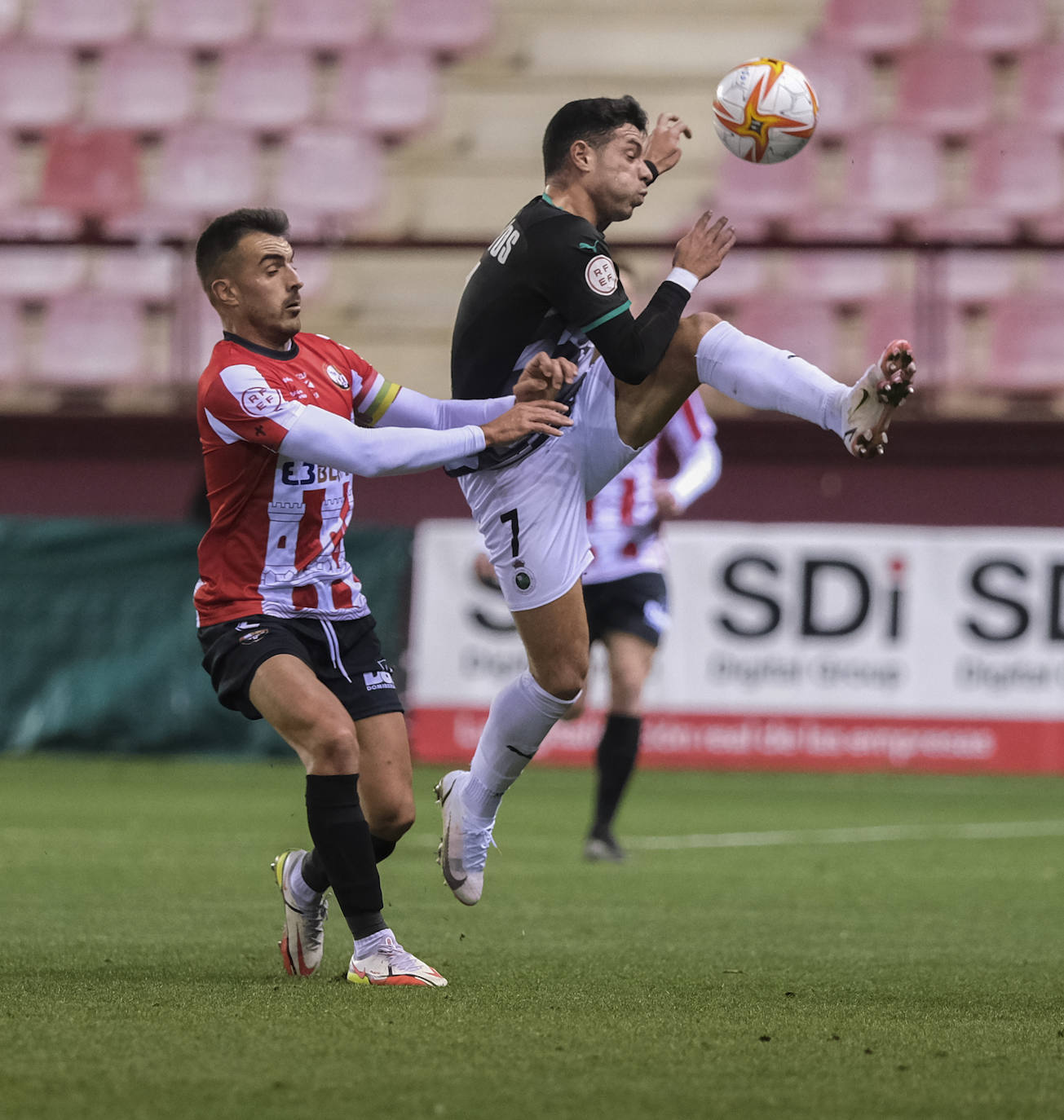 Fotos: El Racing vence en un mal partido