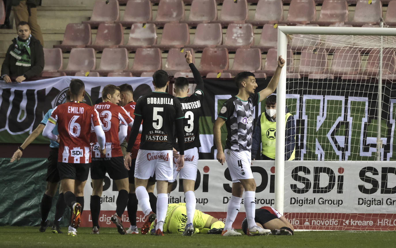 Fotos: El Racing vence en un mal partido