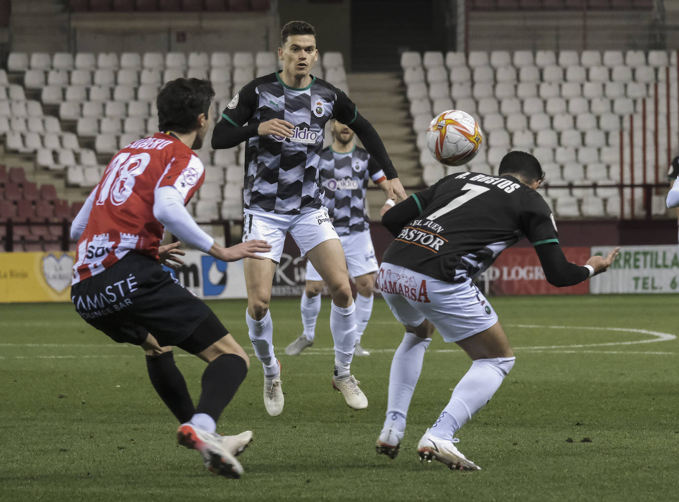 Fotos: El Racing vence en un mal partido