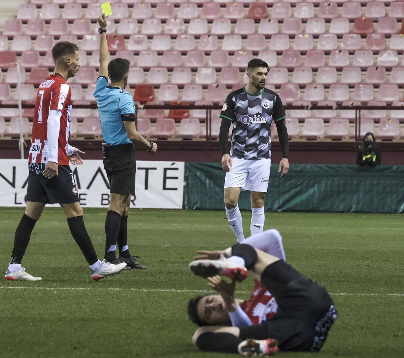 Fotos: El Racing vence en un mal partido