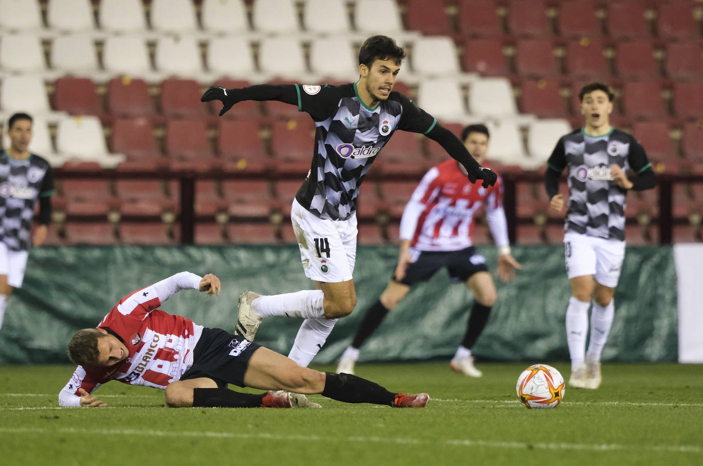 Fotos: El Racing vence en un mal partido