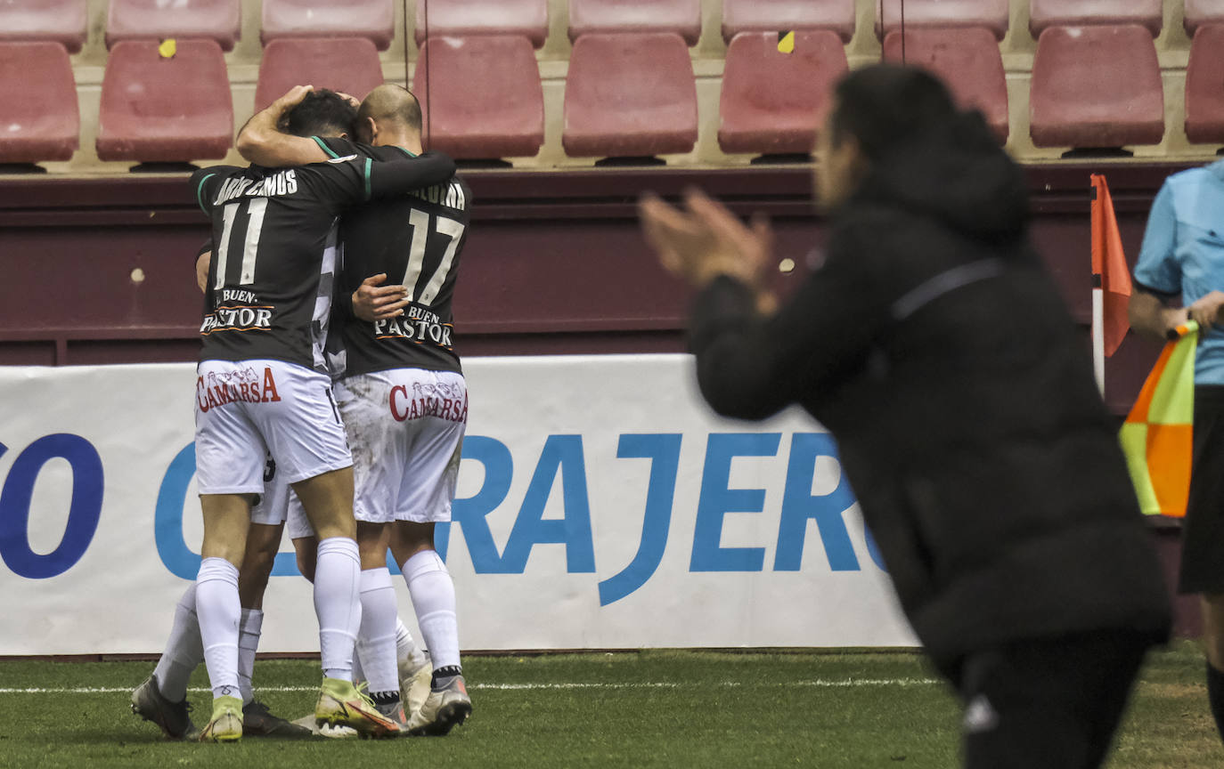 Fotos: El Racing vence en un mal partido