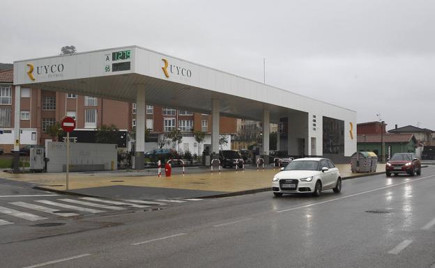 La estación de servicio de Ruycol Petrol está situada en la Avenida de Solvay