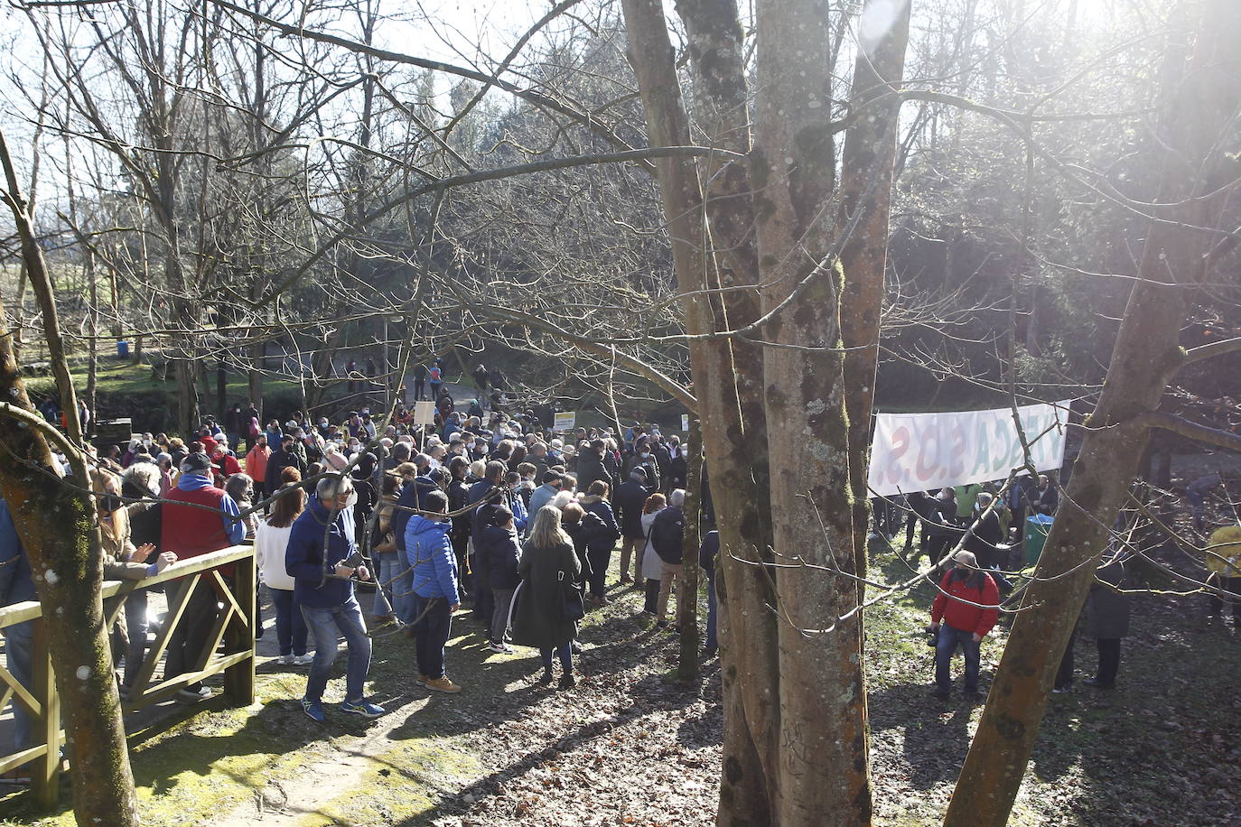 Más de 200 personas se concentran para exigir a la Consejería que cumpla su obligación de «conservar y preservar el parque»