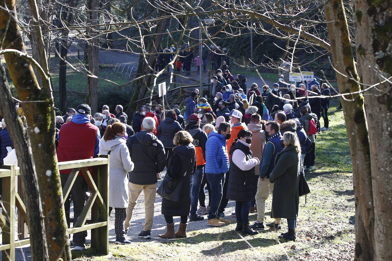 Más de 200 personas se concentran para exigir a la Consejería que cumpla su obligación de «conservar y preservar el parque»