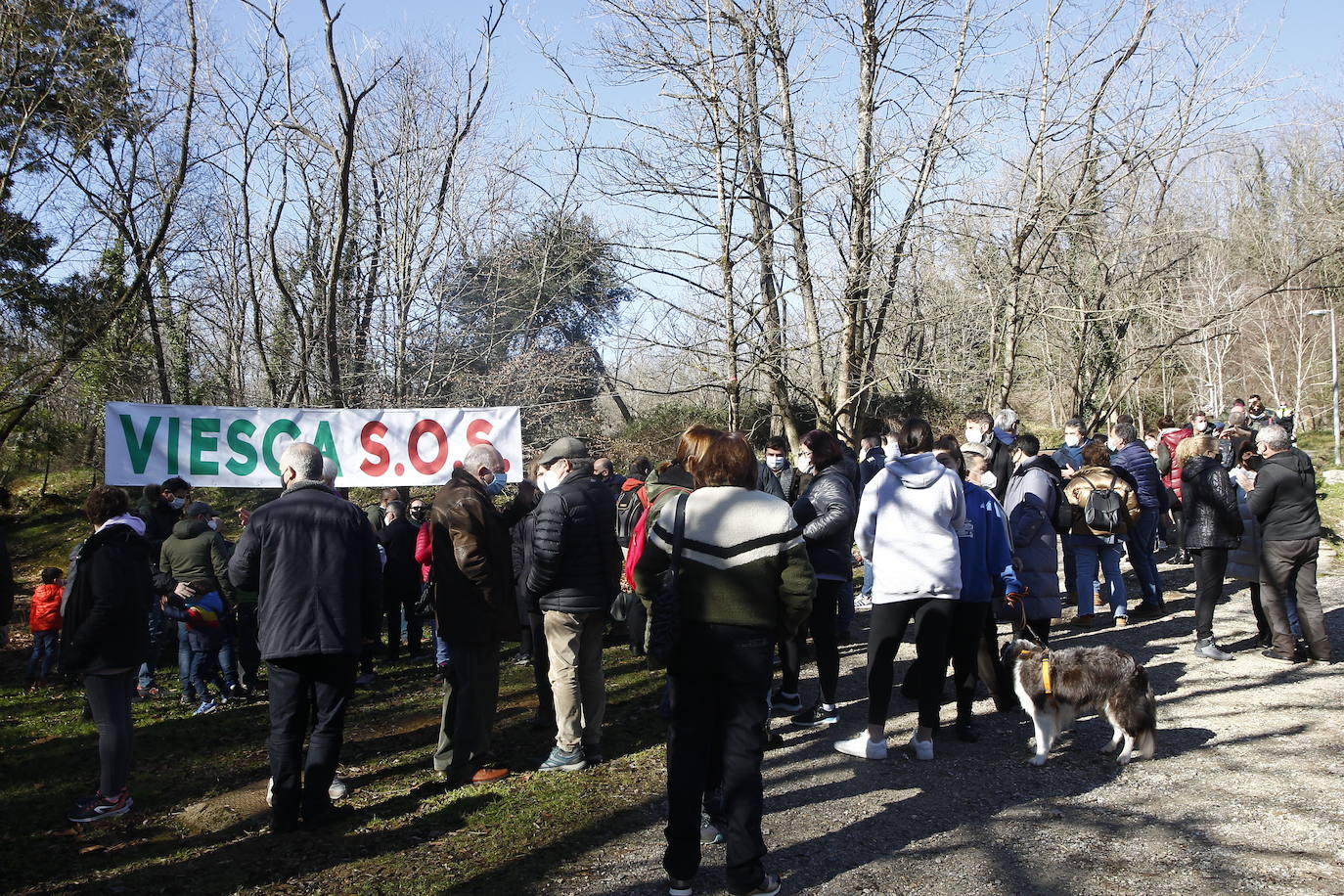 Más de 200 personas se concentran para exigir a la Consejería que cumpla su obligación de «conservar y preservar el parque»