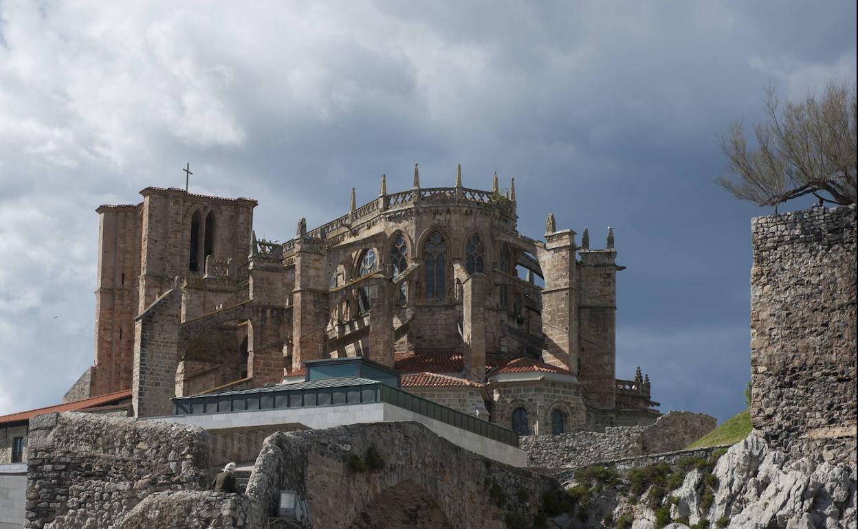 Los muros norte y este de Santa María de la Asunción serán rehabilitados en la segunda fase. 