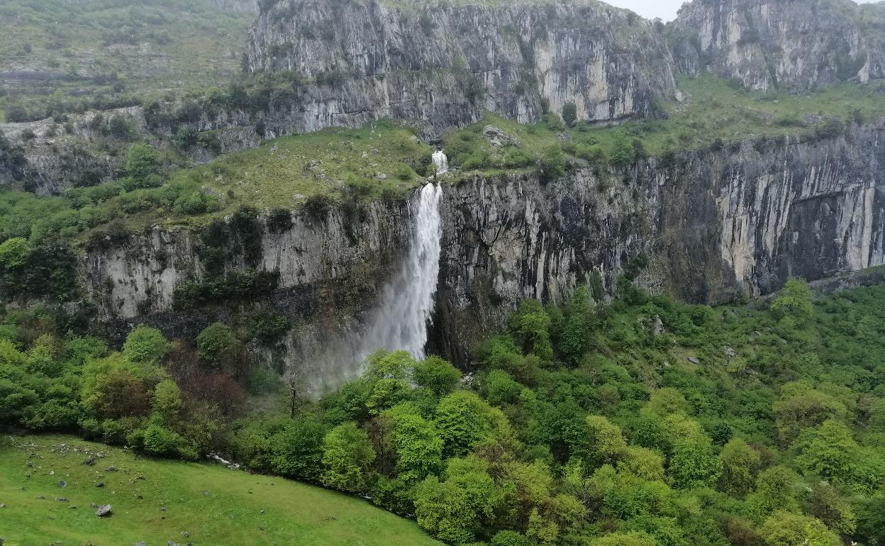 La cascada del Asón es uno de los grandes atractivos de la comarca 