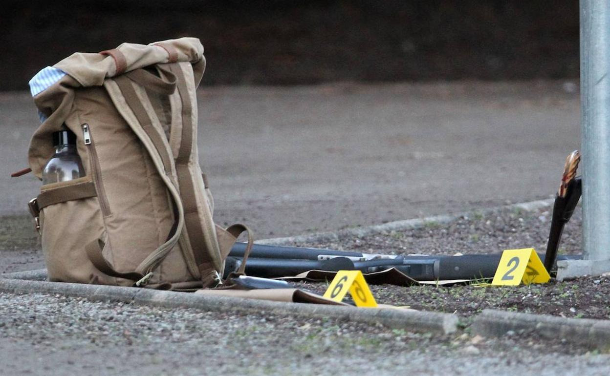 Arma y mochila del atracante en el campus de la Universidad de Heidelberg.