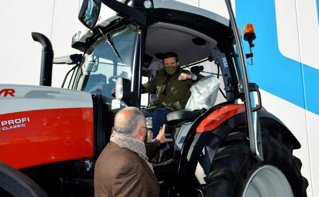 El presidente del PP, Pablo Casado, visita este lunes la empresa Farming Agrícola en Villamartín de Campos (Palencia).