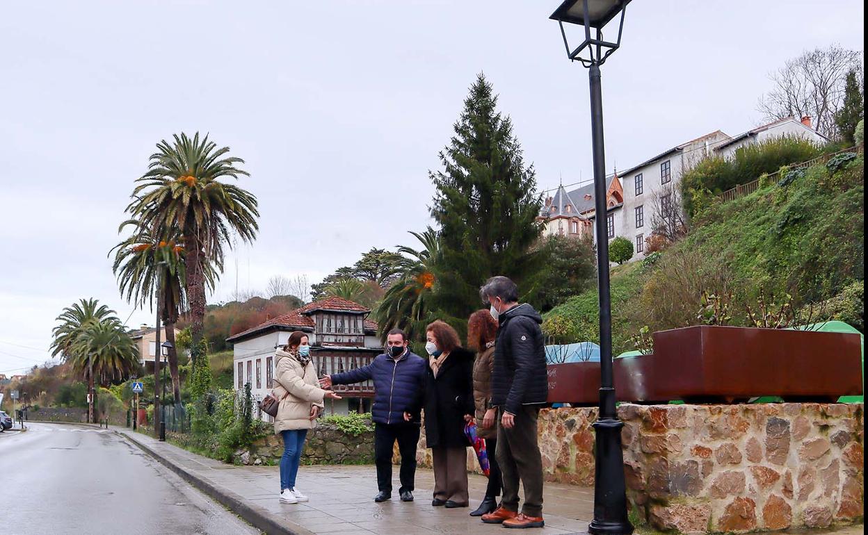 La alcaldesa y algunos concejales en el paseo Garelly de Comillas, donde se han instalado luminarias led. 