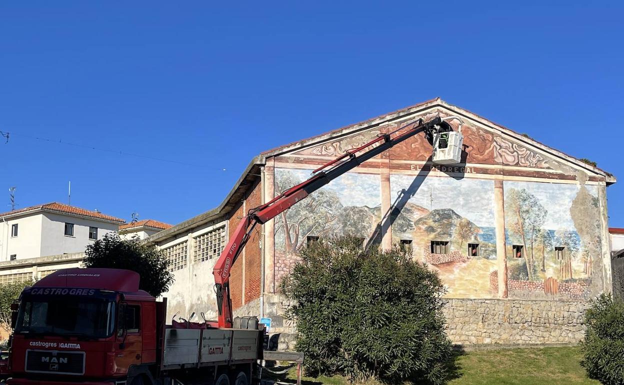 Castro Urdiales instala un nuevo reloj en el mural de El Pedregal, «similar» al que había existido allí