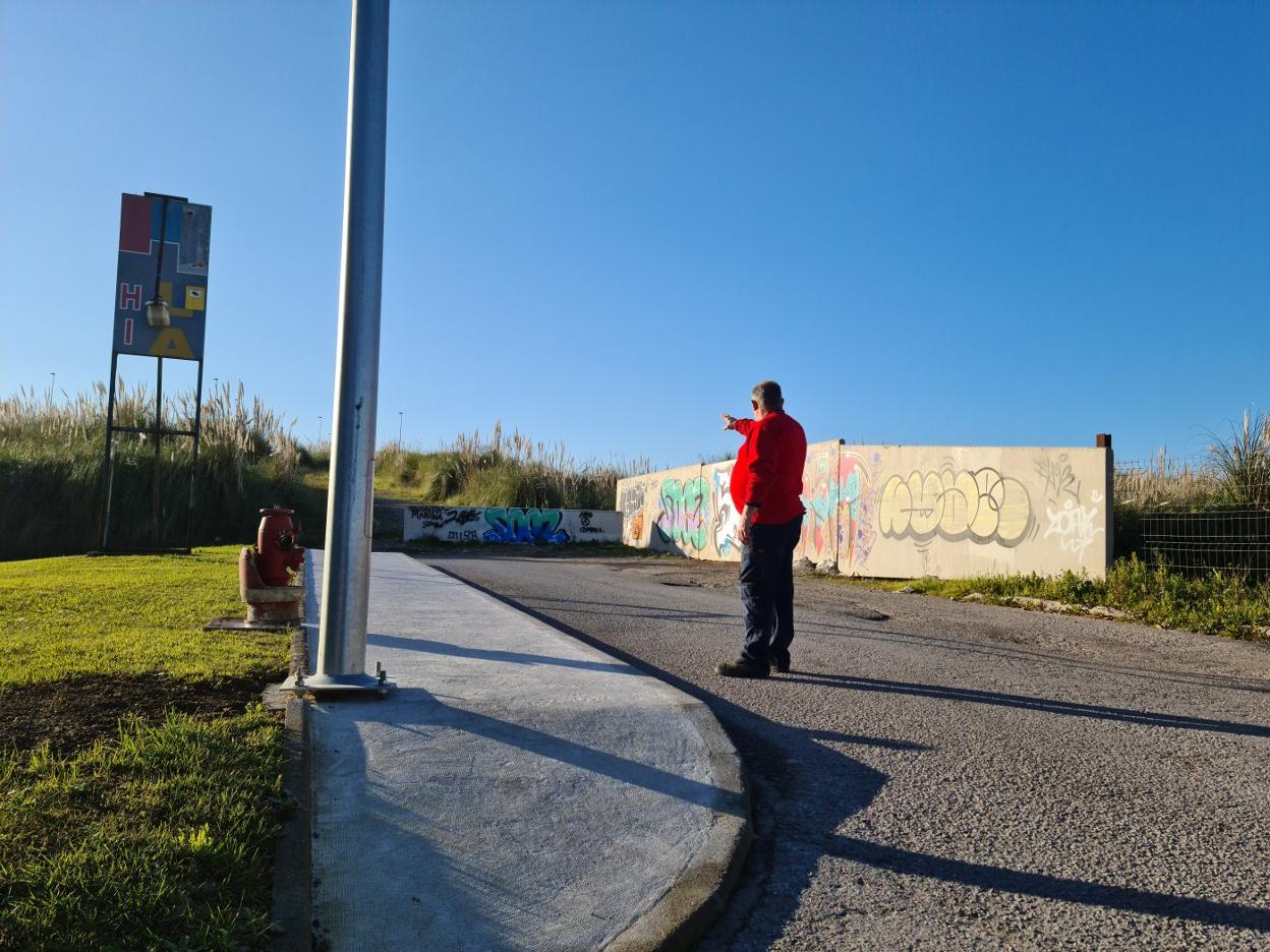 El empresario Daniel Saiz señala la vía, hoy cerrada. j. g.