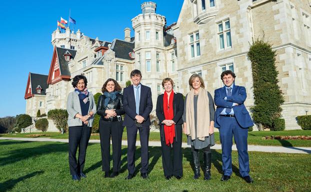 Primera foto en La Magdalena del nuevo Consejo de Gobierno de la UIMP. Desde la izquierda, Margarita Alfaro, Matilde Carlón, Carlos Andradas, María Boloqui, Mónica Álvarez y José Carlos García.