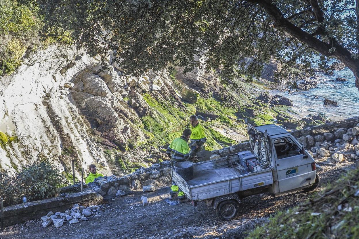 Operarios de Parques y Jardines, trabajando estos días en la reparación del muro. 