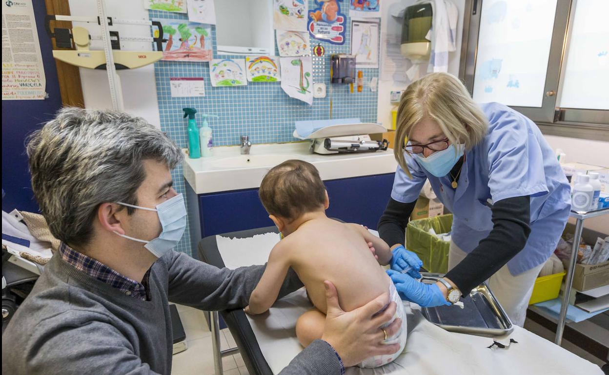 La enfermera pediátrica Elena Sambartolomé atiende a un bebé, ayer, en su consulta del centro de salud de Puertochico.