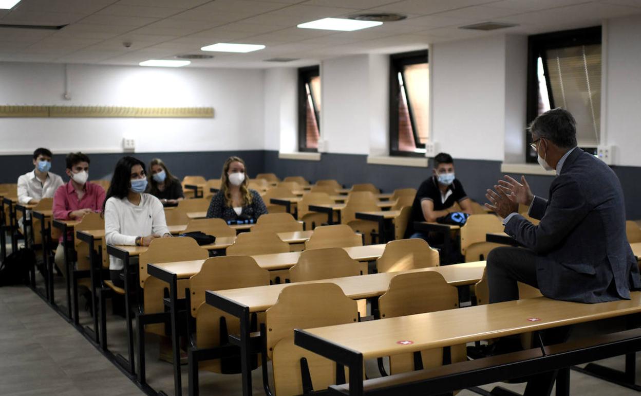 Un aula con un grupo de estudiantes durante la pandemia.