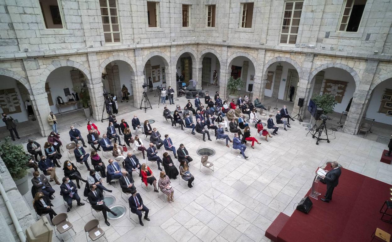 Patio central del Parlamento de Cantabria, el pasado Día de la Constitución.