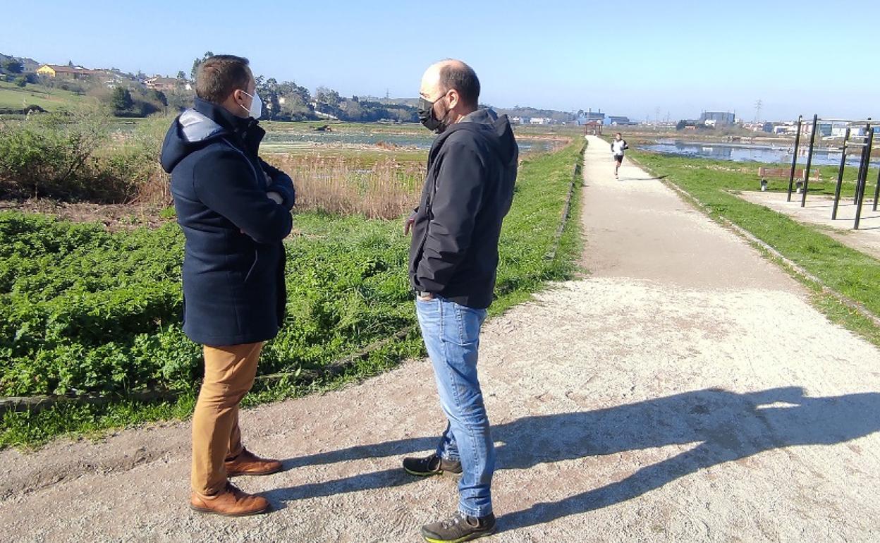 El concejal de Medio Ambiente, Alfonso Suárez, y el representante de la SEO Birdlife, Nacho Fernández, durante la presentación de la semana de los humedales en El Astillero. 