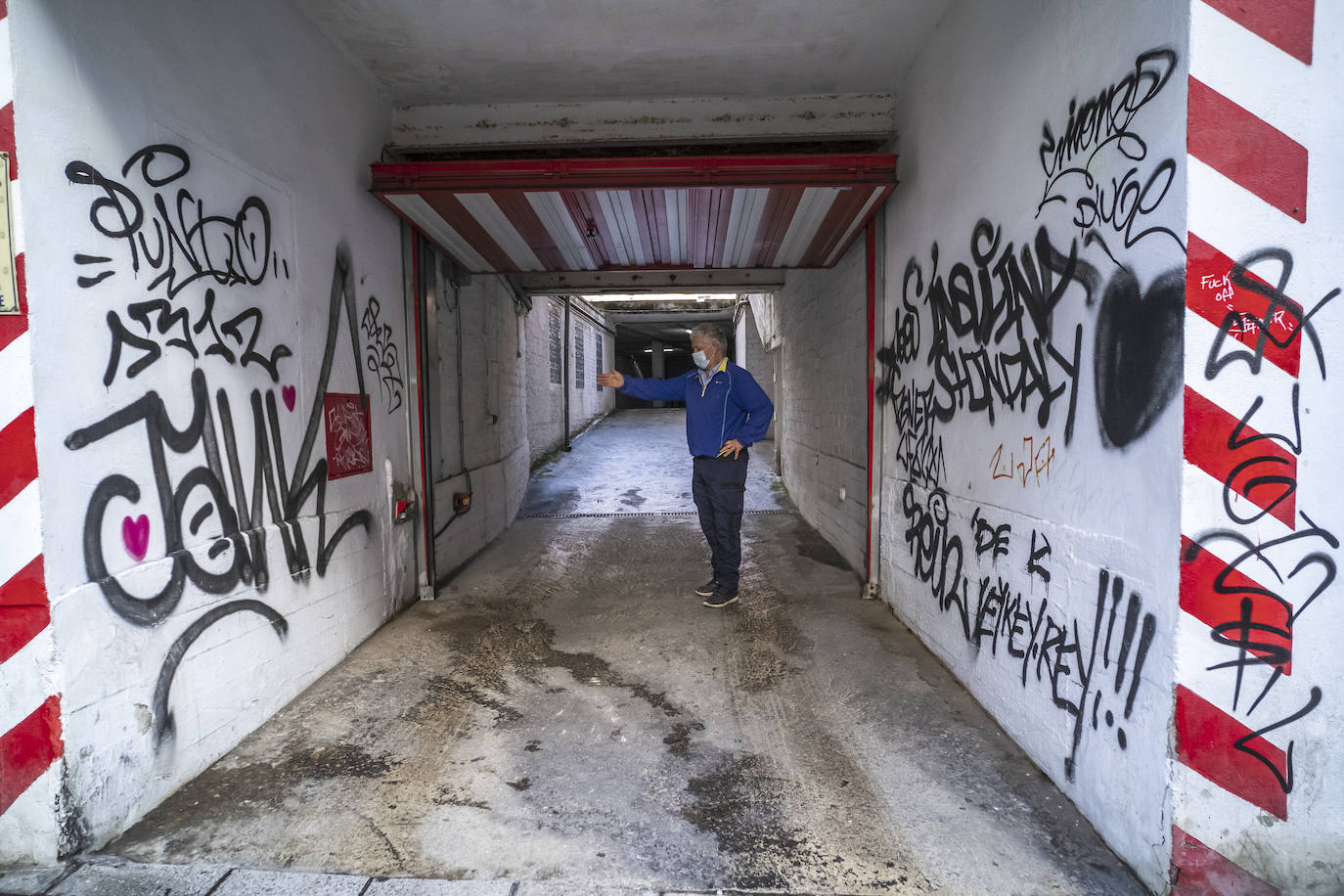 Grafitis y pintadas en la zona de Puertochico.