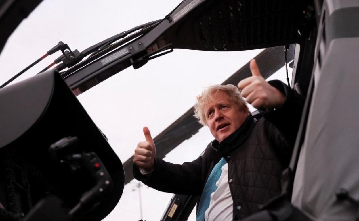 Boris Johnson, en una helicóptero durante una visita a las fuerzas armadas. 